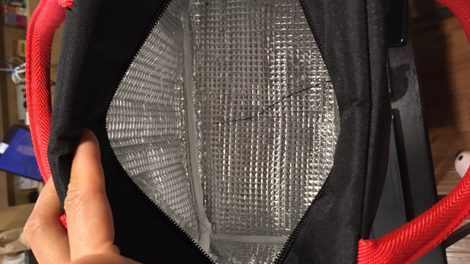 túi chắc chắn, mang được đồ nặng khoảng 4kg mà vẫn chắc. 
Nhưng lớp cách nhiệt bên trong không dày, không cách nhiệt lắm. 
giá hơi đắt