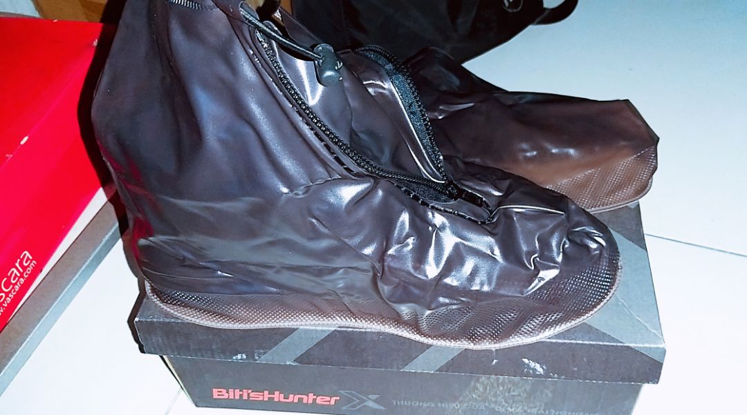 Sản phẩm chấp nhận được với mức giá tương ứng.
Mua size L (cho form giầy 39 40), vừa y đôi giầy 39 của mình (mình ko biết 40 có chật ko nhé)
Cảm nghĩ:
1. Chất liệu okie, dạng nhựa như áo mưa loại 40-50K, khi sử dụng nên kiên nhẫn nhẹ nhàng, đừng mạnh tay, vì rất dễ làm giãn bề mặt dẫn tới hậu quả là rách!
2. Thiết kế dây kéo rất tốt, dễ thao tác. Khác với loại bọc giầy đi mưa mình từng thấy lúc trước là không có dây kéo.
Tuy nhiên, điều lo ngại là dây kéo ko biết sử dụng bao lâu sẽ hư ?
Phần dây rút ngay cổ chân không thể đảm bảo nước mưa ko chảy vào đâu nhé.
3. Sản phẩm này chỉ là tương đối, nên mình thấy các cmt "sao mà cổ ko khít, nước mưa vào thì làm sao, blalablala..." Theo mình, sản phẩm này dùng để bảo vệ các đôi giầy màu sáng, hoặc giầy hiệu giá thành cao, khó bảo quản khi đi trời mưa đột ngột (dạng sình lầy lội vào những ngày mưa ào 1 cái mà dự báo thời tiết ko hề báo trước). Chứ đừng tin tưởng quá vào quảng cáo, có thể đảm bảo giầy ko ướt khi đi vào trời mưa bão. Nếu bạn đnag ở nhà và biết trước trời sẽ mưa hay sẽ ngập nước, liệu bạn có can đảm mang đôi giầy tốt để lội sình hay không?
4. Giầy trong hình có size 39, sau khi thử thì mình rút ra lời khuyên: nếu bạn đang ở văn phòng hoặc ở nơi nào đó tiện cho việc thao tác bọc bao đi mưa này (mình loại trừ trường hợp đang chạy ngoài đường mà mưa bất chợt nhé), nên bọc bao đi mưa đó vào giầy trước khi mang giầy vào. Vì khi mình mang giầy vào thì sẽ khó thao tác hơn (vì nó vừa y hà, không có chỗ nào dư ra)
5. Phần đế có các nút nho nhỏ chắc tác dụng là để chống trơn trợt: tính năng này tương đối thôi nhé, đi trên đất cát hoặc đường xi măng sờn sờn thì okie, chứ đi trên sàn nhà mà đang ướt thì ko an toàn cho lắm. Cẩn thận nhé!
Nói chung mình cảm thấy ổn với sản phẩm này, sẽ mang thử vào một ngày mưa để thử chất lượng, ổn mình sẽ đặt mua thêm 1 đôi tăng size để dự phòng. (giầy 39 40 chắc nên đặt size XL)