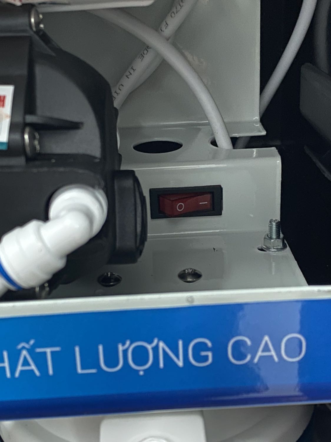 Lõi RO rỉ nước vì gioăng không chặt, phải xé tem niêm phong để chỉnh lại. Công tắc ko bật vẫn chạy. Khóa van nước bơm vẫn chạy => hư áp thấp. Nước xả rất lâu vẫn có cặn đen li ti, không uống được. Khuyên các bạn đừng mua cái này mà phí tiền 😔 Lõi RO rỉ nước vì gioăng không chặt, phải xé tem niêm phong để chỉnh lại. Công tắc ko bật vẫn chạy. Khóa van nước bơm vẫn chạy => hư áp thấp. Nước xả rất lâu vẫn có cặn đen li ti, không uống được. Khuyên các bạn đừng mua cái này mà phí tiền 😔