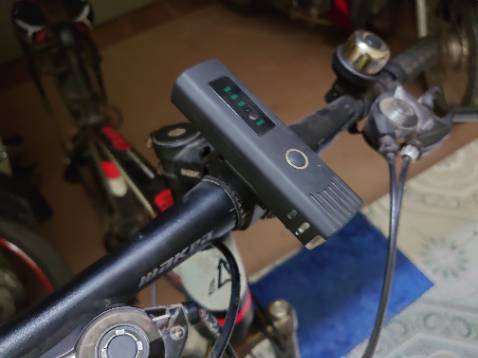 Đèn nhỏ nhỏ mà sáng lắm nhé, lại có cái cảm biến ánh sáng rất tiện, khi nào đi vào chỗ tối tự bật, chỗ có ánh đèn thì sáng yếu để tiết kiệm pin. Chiếc mua lần trước dùng mỗi ngày 1 tiếng thì 2 tuần mới phải sạc pin