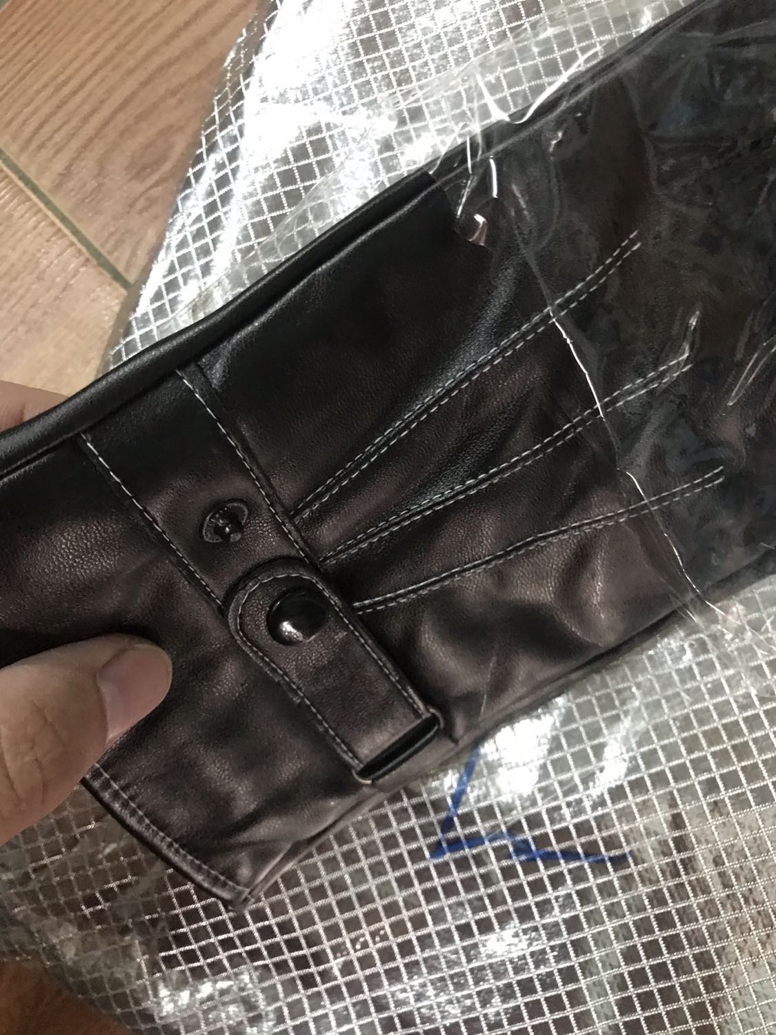 Mềm mại, da mềm và rất đẹp, bên ngoài mềm cảm ứng tốt. Bên trong lót nỉ lông rất mềm mại. Chất lượng rất tốt, mẫu mã đẹp, đường may khéo léo và chắc chắn, rất tuyệt vời sản phẩm đáng tiền, năm sao cho chất lượng sản phẩm, đóng gói chắc chắn giao hàng nhanh. Tôi luôn hài lòng về tiki, tuyệt vời