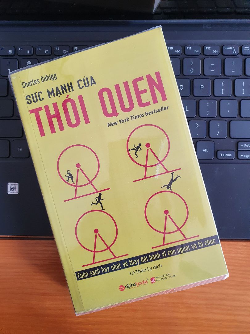 Không phải tự nhiên là New York Times bestseller nhỉ :)
Chỉ chê là giấy hơi mỏng khiến chất lượng sách không như ý !!!