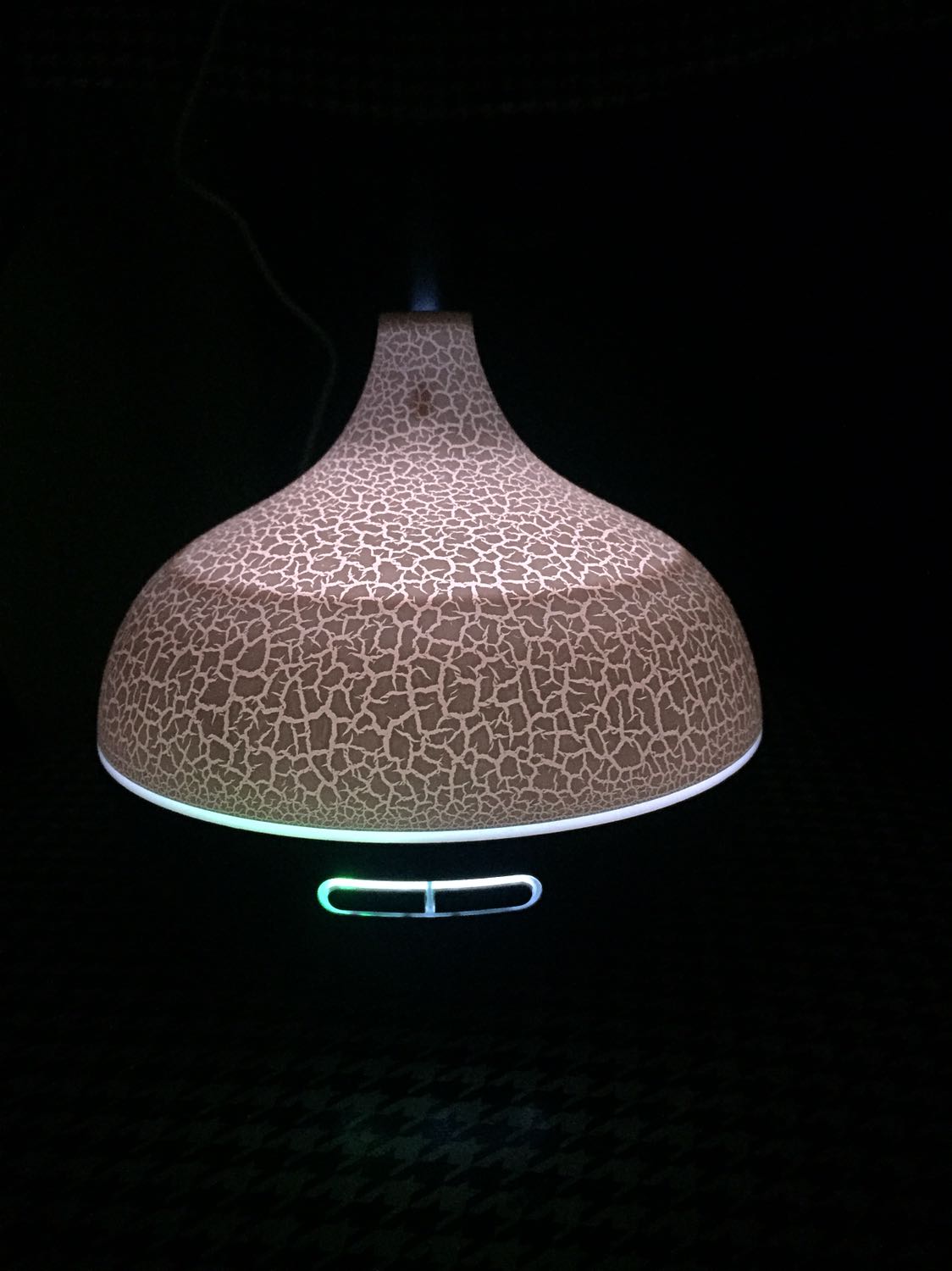 Hình thức đẹp mắt +1
Mới sử dụng mình cho tinh dầu xông CSV 5-7 giọt khuếch tán siêu âm hơi nước mùi nhẹ hơn kỳ vọng ko biết có đủ lượng để khử mùi diệt khuẩn hay không, chưa thử tinh dầu khác. 
Chất lượng chưa biết thế nào nhưng mẫu mã nhìn đẹp 🤠