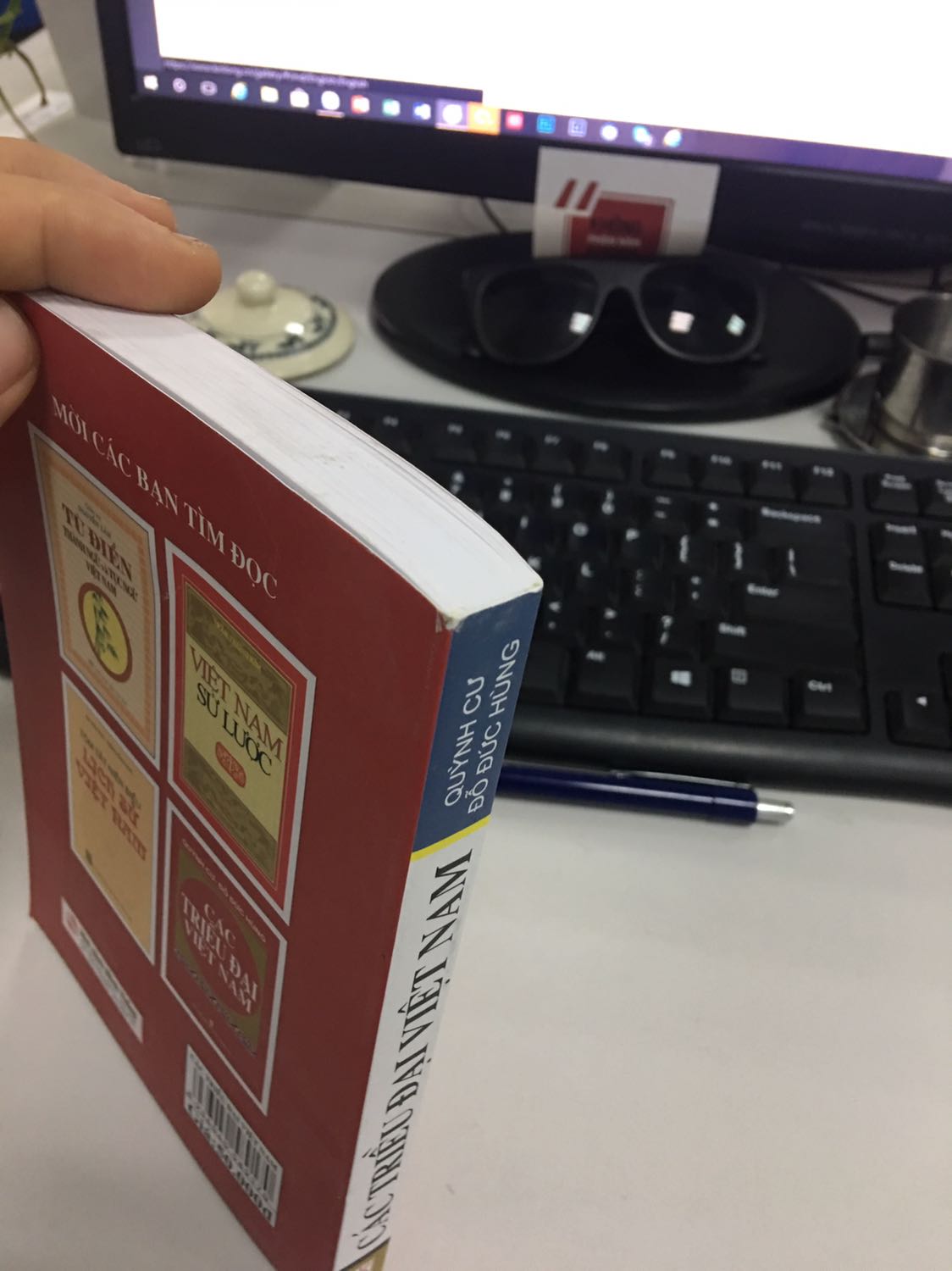 Sách không bọc nilon. Gáy sách và viền bị bẩn. Quăn mép. Nhìn giống sách cũ. Nói chung là không hài lòng.