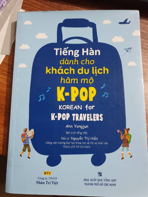 Sách chỉ dành cho bạn đã học qua tiếng Hàn r nha. Kiểu muốn đi du lịch tự túc đk nè. Tổng quản sách màu sắc hình ảnh minh họa sinh động. Bố cục rõ ràng dễ hiểu. Ns chung ổn