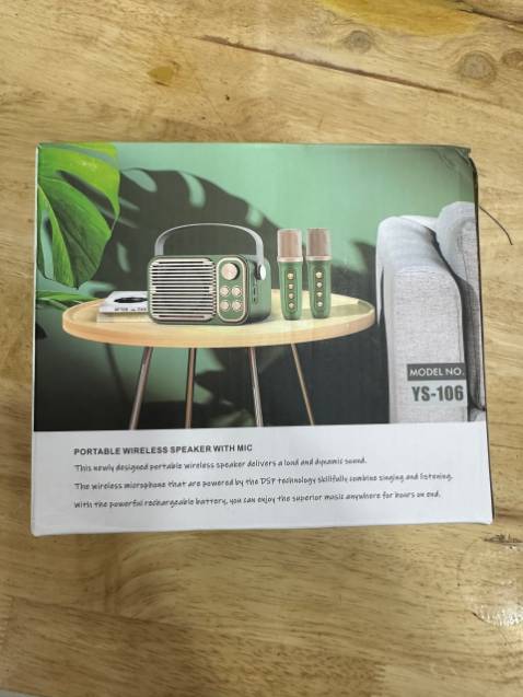 Loa có nhiều màu, mình thấy màu nào cũng ưng, âm thanh trong còn có micro hát karaoke nữa, xịn nha Loa có nhiều màu, mình thấy màu nào cũng ưng, âm thanh trong còn có micro hát karaoke nữa, xịn nha