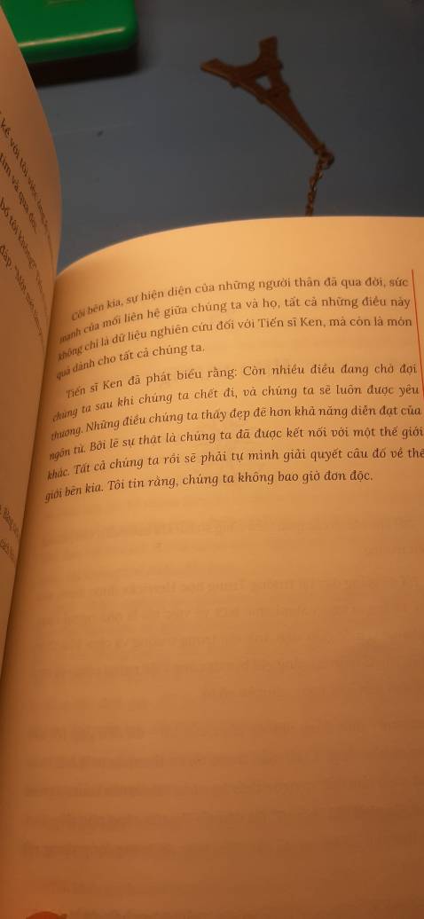 Một cuốn sách cực hay. Đây chính là cuốn The light between us của Laura. Một cuốn hồi ký về việc Laura đã khám phá ra năng lực ngoại cảm của mình như thế nào. Từ việc chấp nhận nó, chối bỏ nó rồi cuối cùng là chấp nhận hoàn toàn khả năng ngoại cảm để giúp đỡ mọi người chữa lành và mang tới ánh sáng cho rất nhiều cuộc đời u buồn. 

Khuyên mọi người nên đọc, đặc biệt là những ai đang trên hành trình thức tỉnh để nhận ra hình dáng thực sự của chính mình. Chúng ta là những linh hồn được gửi vào thân xác, một ngày nào đó tất cả chúng ta đều sẽ quay trở lại ngôi nhà ánh sáng tràn ngập tình yêu thương, đó mới chính là nơi tất cả mọi sinh mệnh trên vũ trụ này thuộc về. 

Điều duy nhất chúng ta cần làm là nhìn thế giới này từ một góc nhìn khác, những khác biệt nhỏ bé đó có thể thay đổi cuộc đời của chính bạn, thay đổi thế giới và làm rung chuyển cả vũ trụ. Điều đó giúp nâng cao tần số của trái đất và ánh sáng giữa chúng ta sẽ càng tỏa sáng hơn nữa