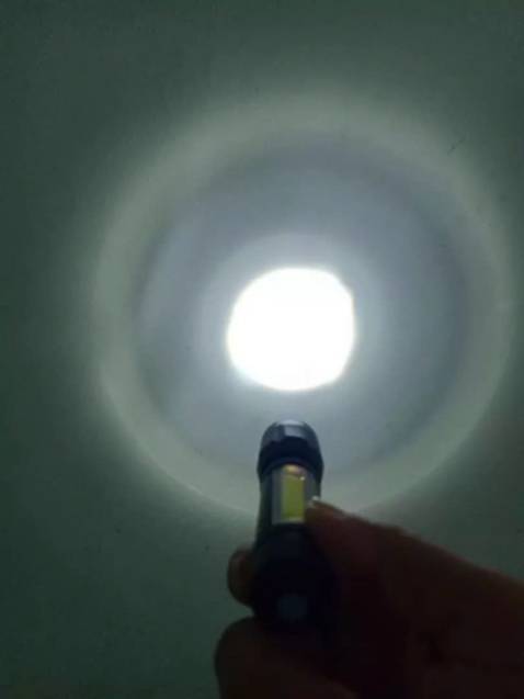 Nhỏ gọn , đóng gói chắc chắn , giá rẻ mà còn có hộp đựng bảo vệ nữa , đèn rất sáng như hình nha , rất hài lòng về sản phẩm này