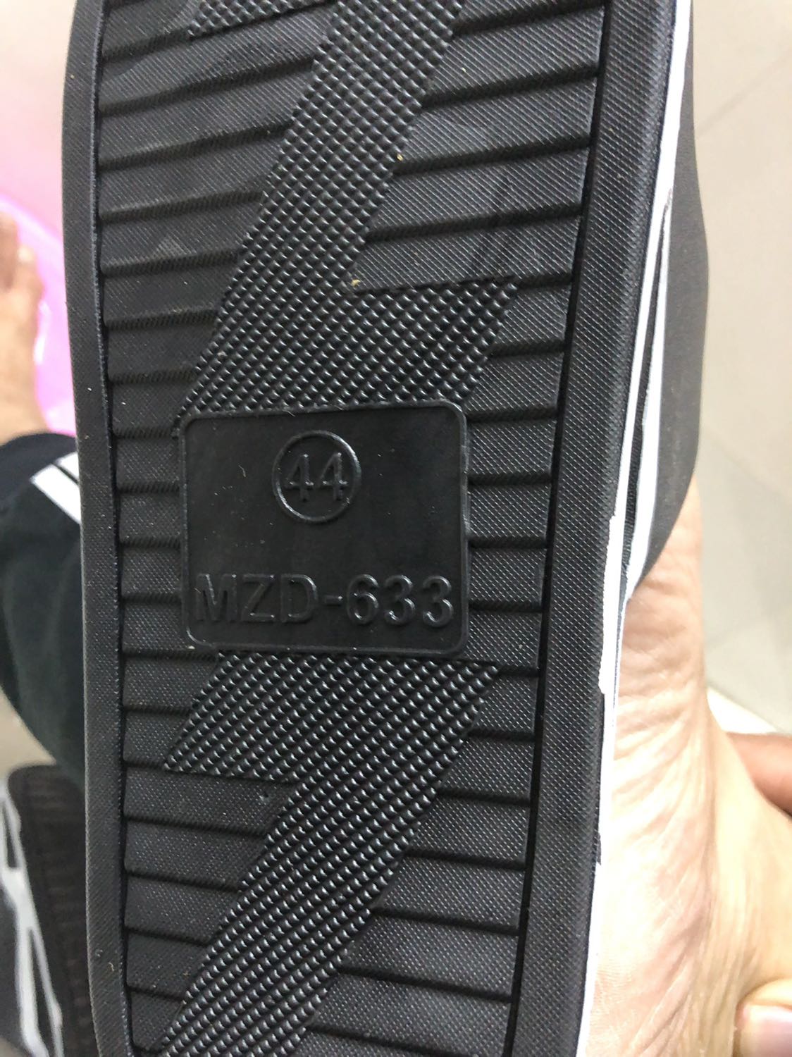 Dép size 44 mà mà mang vào ko khác gì 39,40. Đề nghị shop xem lại hoàn tiền.