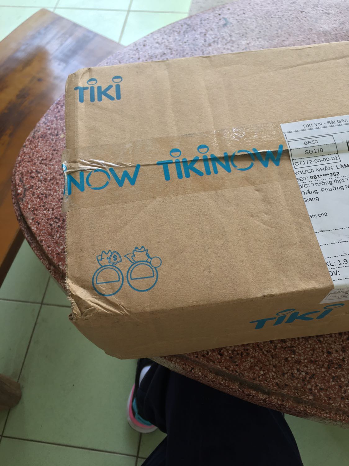 Đúng sách, cl tốt, giao hàng rất nhanh.
Tiki đóng gói tệ, sách nặng rách cả thùng, hộp mỏng manh và ko chống xốc.