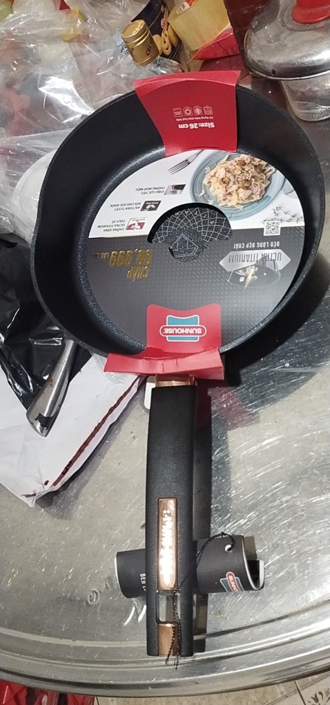 Mình cần hỗ trợ đổi trả hàng vì hàng bị móp như hình. 
Trên app không thấy phần nhắn tin để mình phản hồi.
Vui lòng gọi cho mình ***