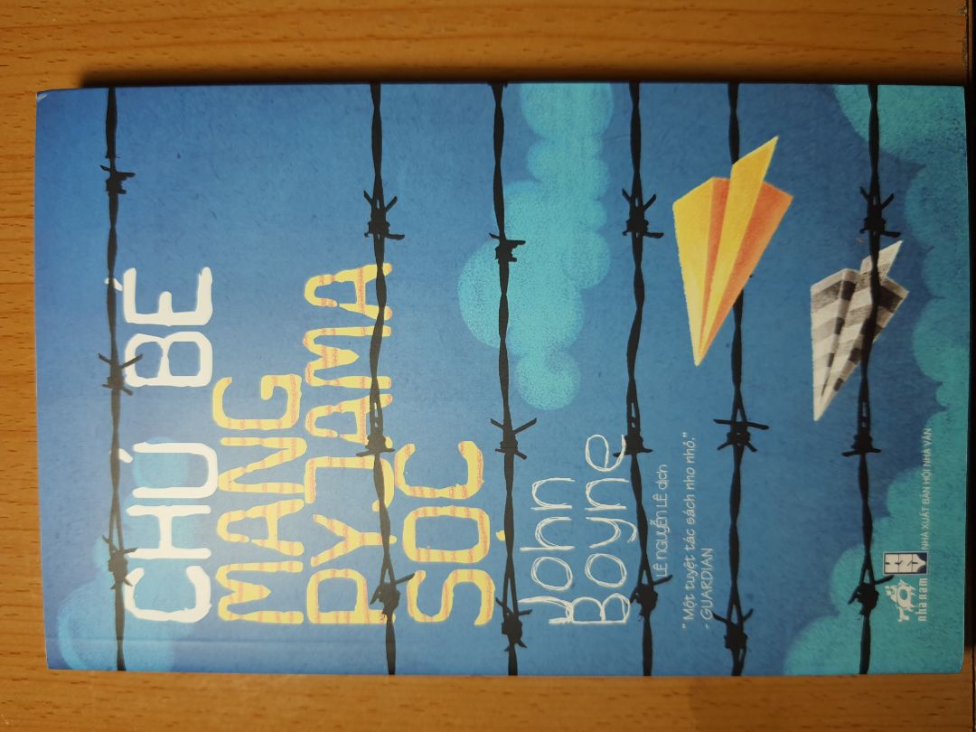 Dịch mà thời gian giao hàng vậy cũng khá là nhanh, đóng gói không kĩ lắm, làm cong sách. Chưa đọc nên chưa đánh giá nội dung được.
P/s: Mình đã đọc cái kết quyển sách vào sáng hôm nay, và mình khuyên mọi người không nên làm vậy - đọc cái kết quyển này vào thời gian bắt đầu 1 ngày.