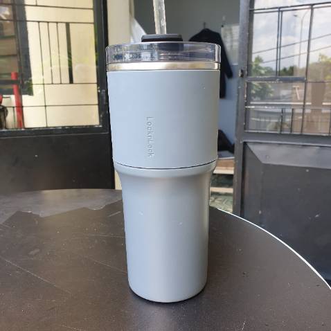 Thiết kế tối giản và sành điệu. Giữ nhiệt tốt, bên trong không có quá nhiều chi tiết rườm rà nên dễ dàng vệ sinh. Ống hút tặng kèm màu trắng trong suốt nên nhìn rất sạch sẽ.