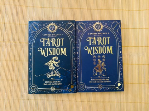 Giao hàng nhanh. Đóng gói cẩn thận. Mua sales 40%. Sách thiên về lịch sử các lá bài Tarot thông qua các truyền thuyết phuyết Hy Lạp. Thích hợp cho những bạn yêu thích bộ môn Tarot nghiên cứu