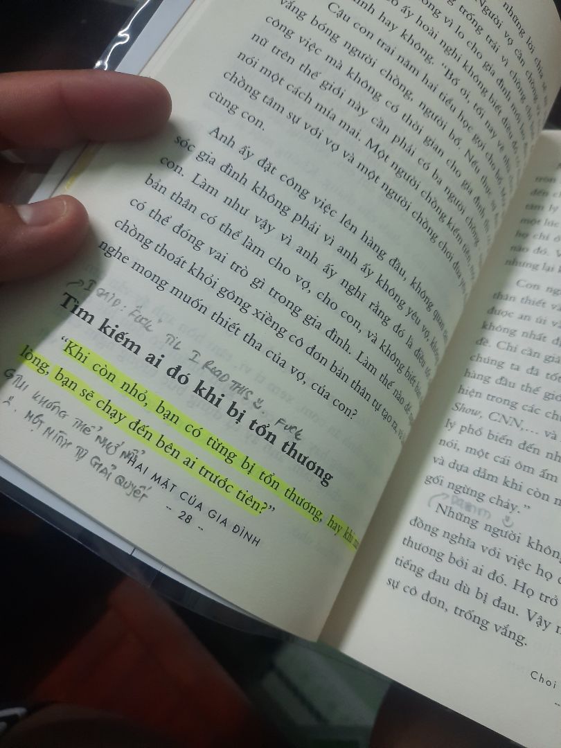 Đợt này mình rất bất ngờ vì Tiki giao hàng khá nhanh (tối 1/3 mình đặt, sáng 3/3 đã về tới tay mình rồi, mình ở tỉnh nhe)

Về nội dung sách: Gồm 4 chương như hình mình chụp. 

Tác giả cho chúng ta biết những tổn thương mà gia đình có thể tác động đến chúng ta ngày bé. Tùy hoàn cảnh mỗi người mà chúng ta có thể xác định được tổn thương của mình là gì, tại sao lại như vậy và hướng giải quyết như thế nào để không lặp lại những quá khứ ấy vào cuộc sống hôn nhân sau này. 
Mình vừa đọc vừa wow luôn ý, cứ như thể giải thích được những câu hỏi ngày bé của mình: sao mình luôn cảm thấy cô đơn, sao không thuộc về nơi này, sao luôn cảm thấy trống vắng, và không biểu thị cảm xúc ra bên ngoài,... (giờ lớn cũng khác nhiều rồi ^^). 


HÃY MUA NHE MỌI NGƯỜI  :333