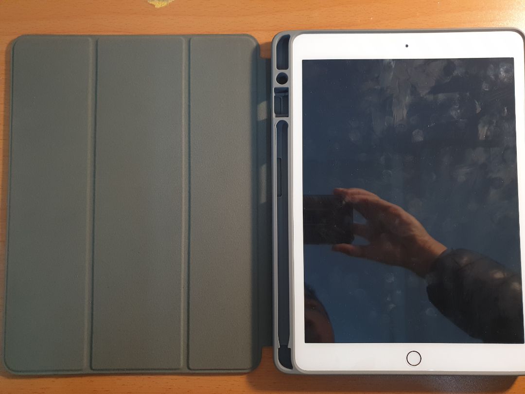 Bao da đẹp, ôm khít với máy. Điểm trừ là khi dựng máy chưa được chắc chắn. Sẽ mua thêm màu đỏ.