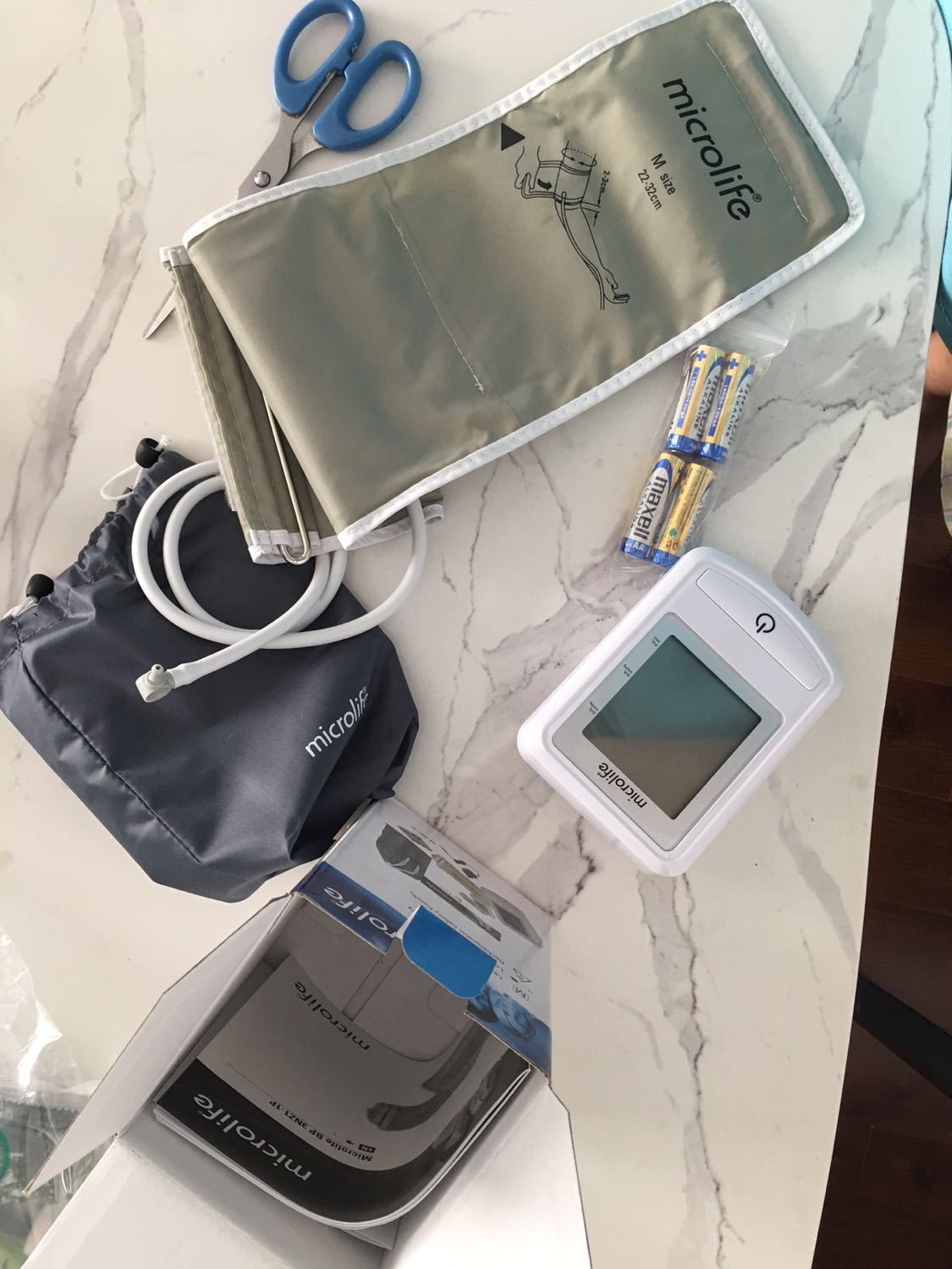 Hàng giao nhanh, đóng gói cẩn thận, máy mới. Máy kèm theo 4 viên pin Không có adapter cho bạn nào thắc mắc về adapter. Tuy nhiên, đo hơi bị loạn. Lúc 130, lúc 127, lúc 140 có thể do huyết áp của tôi có vấn đề. Tay cỡ nhỏ dưới 22 không đo được.