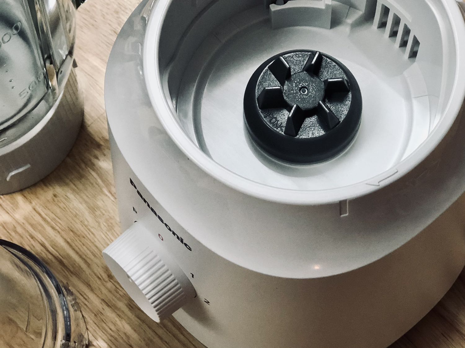 Rất hài lòng với sản phầm này của Panasonic. Kiểu dáng trang nhã, thiết kế tối giản. Mẹ tôi rất thích vì nó dễ điều khiển như tăng giảm quạt. Công suất 290-300W không phải quá mạnh nhưng bù lại có cối xay thuỷ tinh rất đẹp, sạch sẽ. Dùng vào nhu cầu cơ bản được. Cảm ơn Quý công ty.