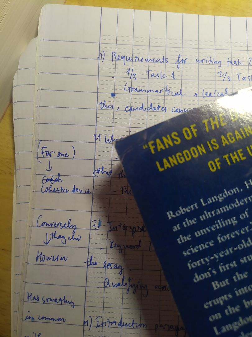 sách của tiki trading thì chán khỏi nói. cuốn sách mỏng manh lại chẳng đóng gói kĩ, cứ nguyên cuốn sách quăng vào hộp. 
khách nhận đc thì móp méo quăn góc các kiểu. 
chỉ có nhà sách Fahasa là gói sách cẩn thận thôi