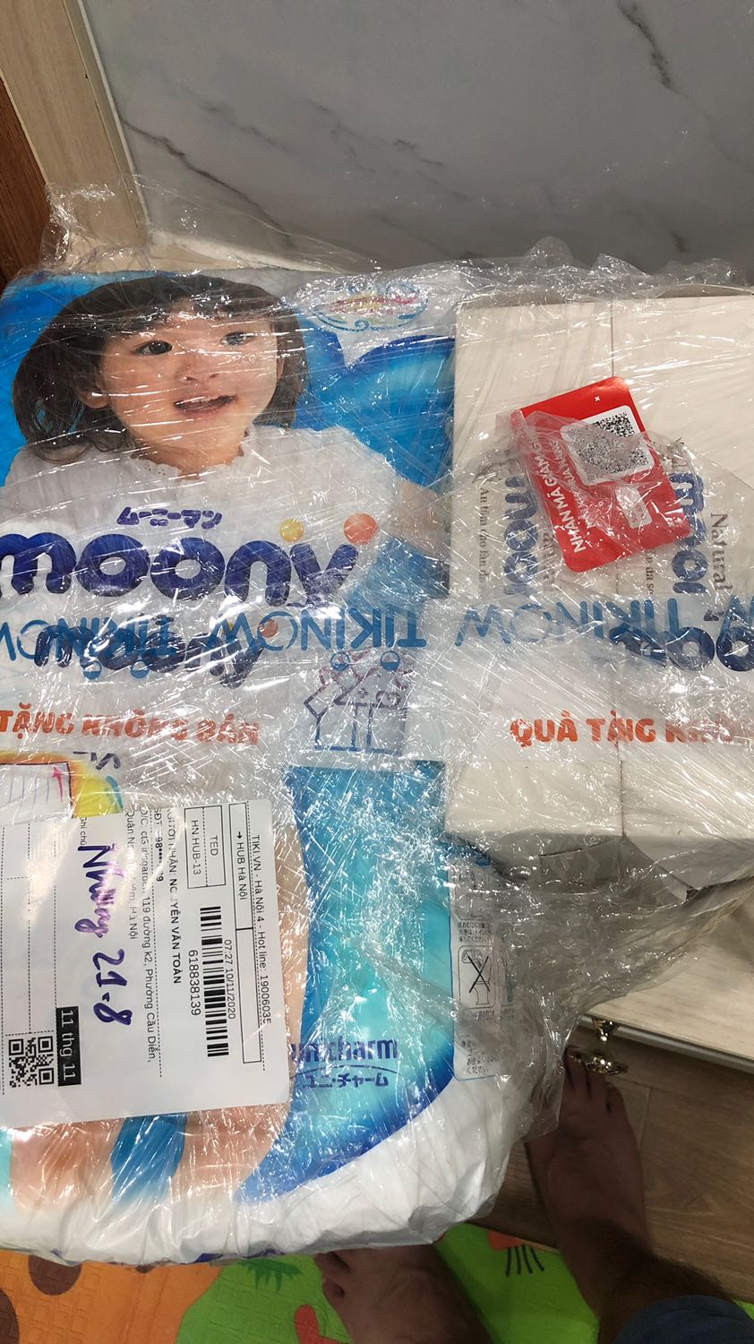 Đợt này tiki giao hàng nhanh ghê. Mới đặt tối qua chiều nay đã giao
Được tặng thêm 8 miếng 
Giá khuyến mãi khá rẻ