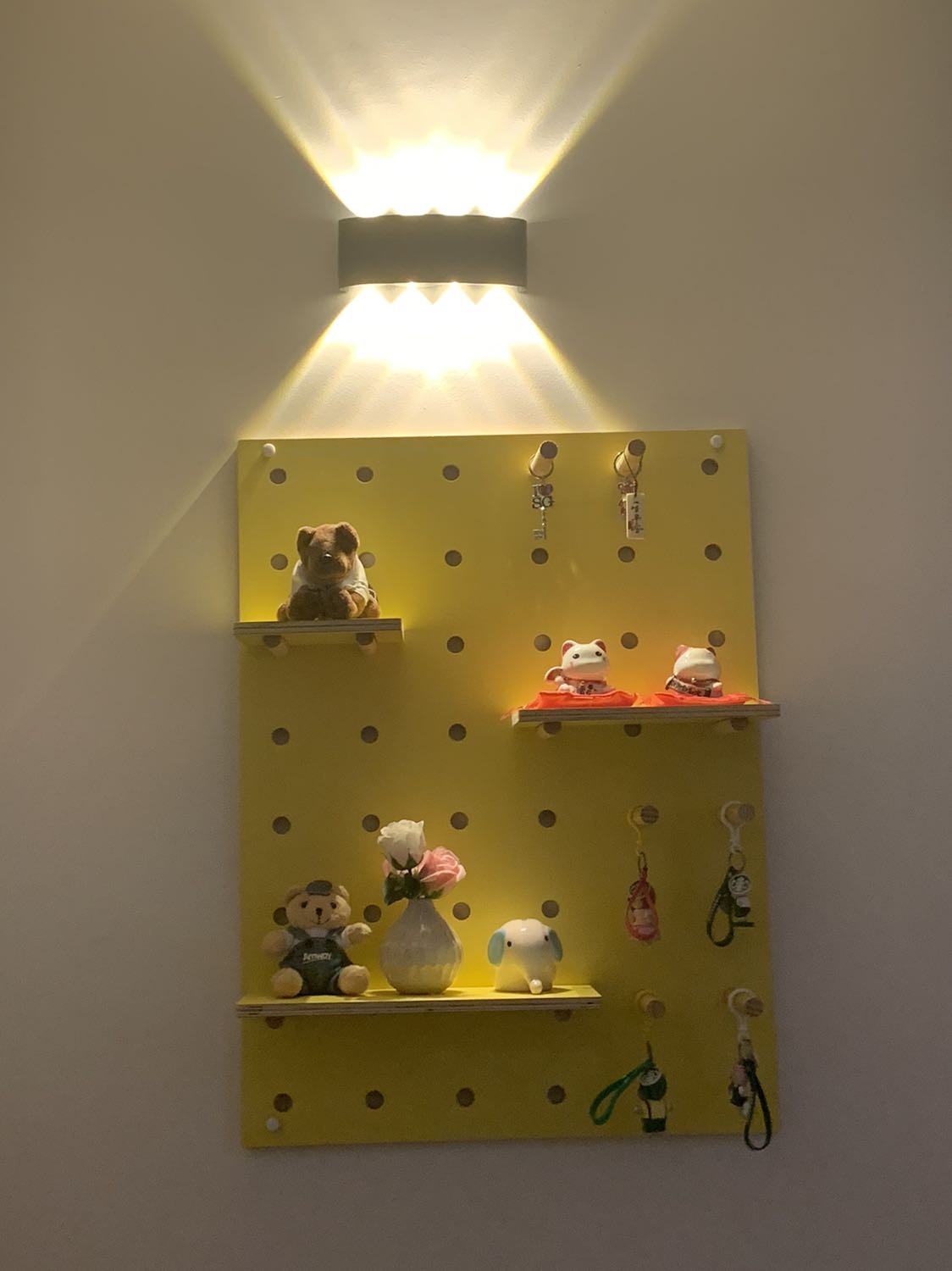 Đèn kích thước nhỏ hơn tưởng tượng nhưng sáng.