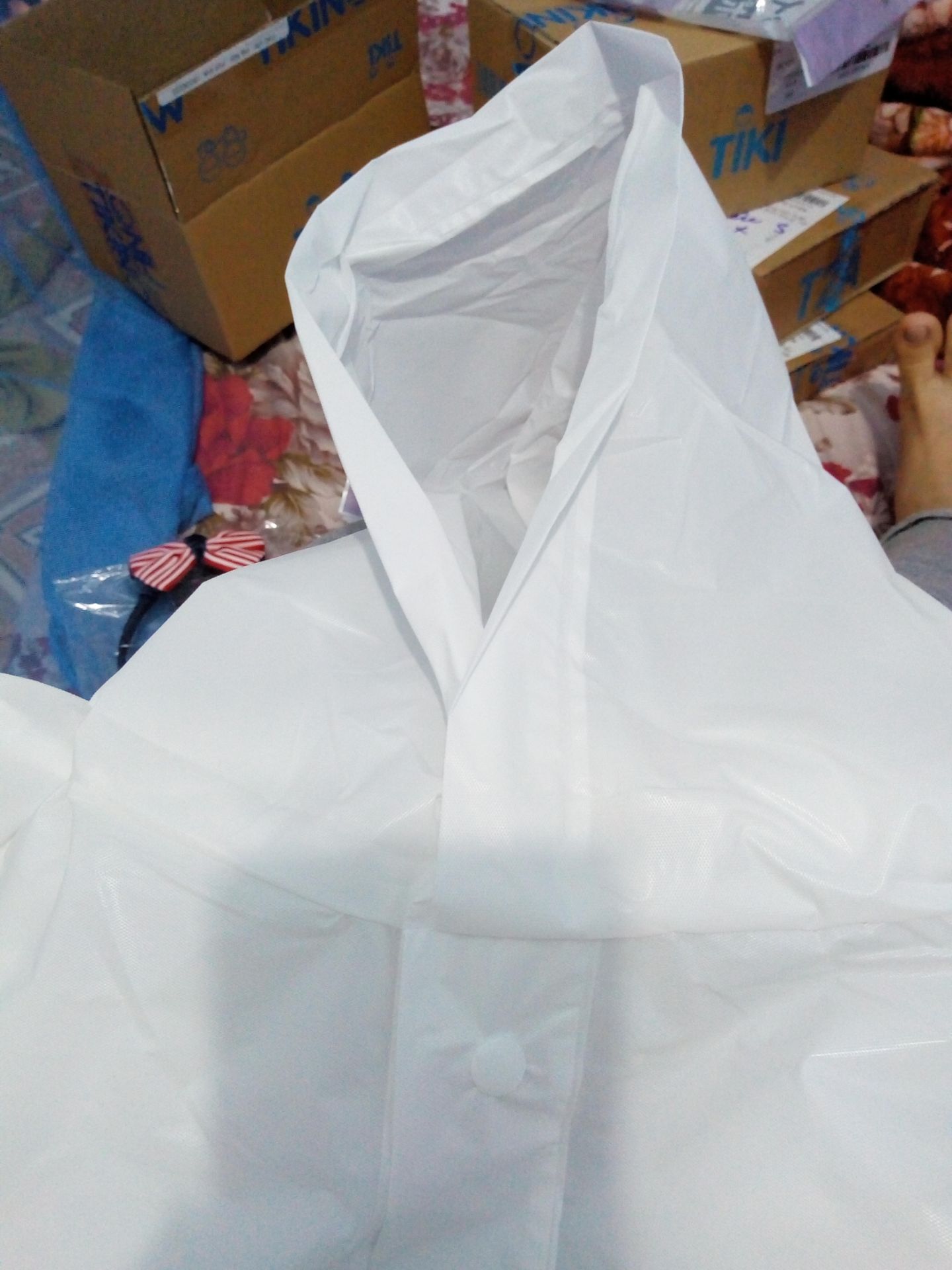 chất mỏng, mở ra mùi nhựa khó chịu quá, cúc thưa, mũ ko có dây buộc, lo rằng đi mưa có thể vẫn bị tạt ướt