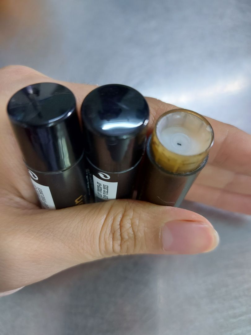 Lần trước đặt rồi, xài hết cây lun, trong lúc chờ ship hàng còn ráng vét mót nữa ???
Son có thể nặng môi với mấy bạn không quen, nhưng vậy mới đủ đô với mình :) Tác dụng dưỡng ẩm với tẩy da chết tốt, thơm mùi dầu dừa, lâu trôi. Làm lớp lót son lì sẽ thấy đỡ khô môi và lên son đẹp hơn, không bị lộ vân môi. Những ngày trời lạnh thì đây là 1 vật không thể thiếu với mình