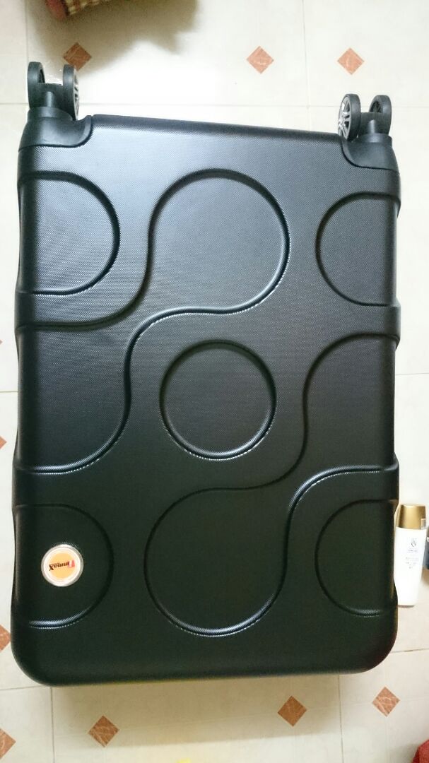 Hàng nhận còn nguyên đai nguyên kiện, nên khui thùng nhẹ nhàng, tránh dùng dao rọc có thể làm trầy vali. Kích hoạt bảo hành dễ dàng, có clip hướng dẫn cách đổi mã khóa luôn nha các bạn. Về độ chắc của vali thì mình thấy hơi mỏng. Đã sử dụng ngay và luôn cho chuyến du lịch sau đó, hi vọng xài bền!