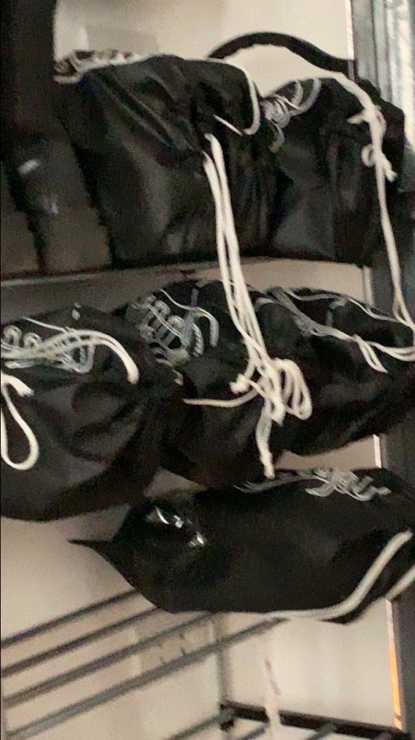 Shop giao hàng đầy đủ nhanh gói hàng kỉ càng rất ok thái độ phục vụ tốt