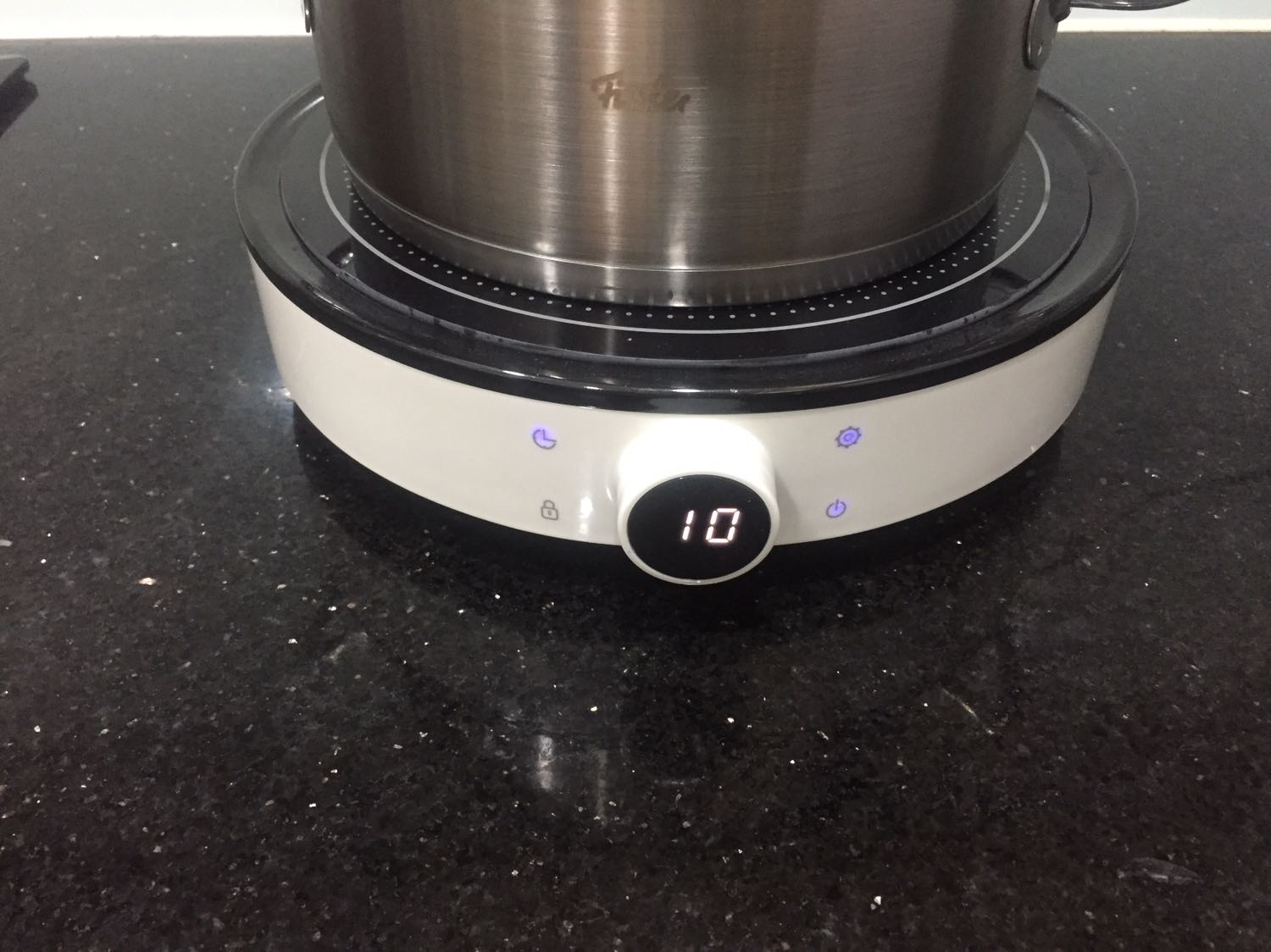 Bếp xài ok, quạt quay khi nấu và khi tắt bếp có độ ồn thấp, không như mấy bếp hồng ngoại kêu ù ù.