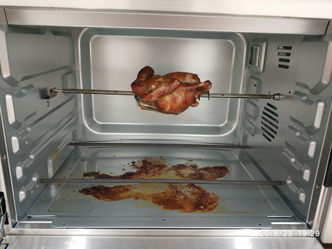 Tiki đóng gói cẩn thận.Máy đẹp, hợp với bếp. Khi nhận máy thì thanh cầm bị méo nhưng không ảnh hưởng nhiều lắm. Chỉ có 1 điều là lần đầu tiên sử dụng mình đã tắt bếp lấy đồ ăn ra (cửa đang mở) mà quay đi quay lại 1 lúc sau thấy đèn lò sáng và lò đàn chạy. Hết cả hồn. Không biết có nên đổi trả không. Mình khai trương bằng món bồ câu quay. Con chim bằng nắm tay  quay hết tầm 30"