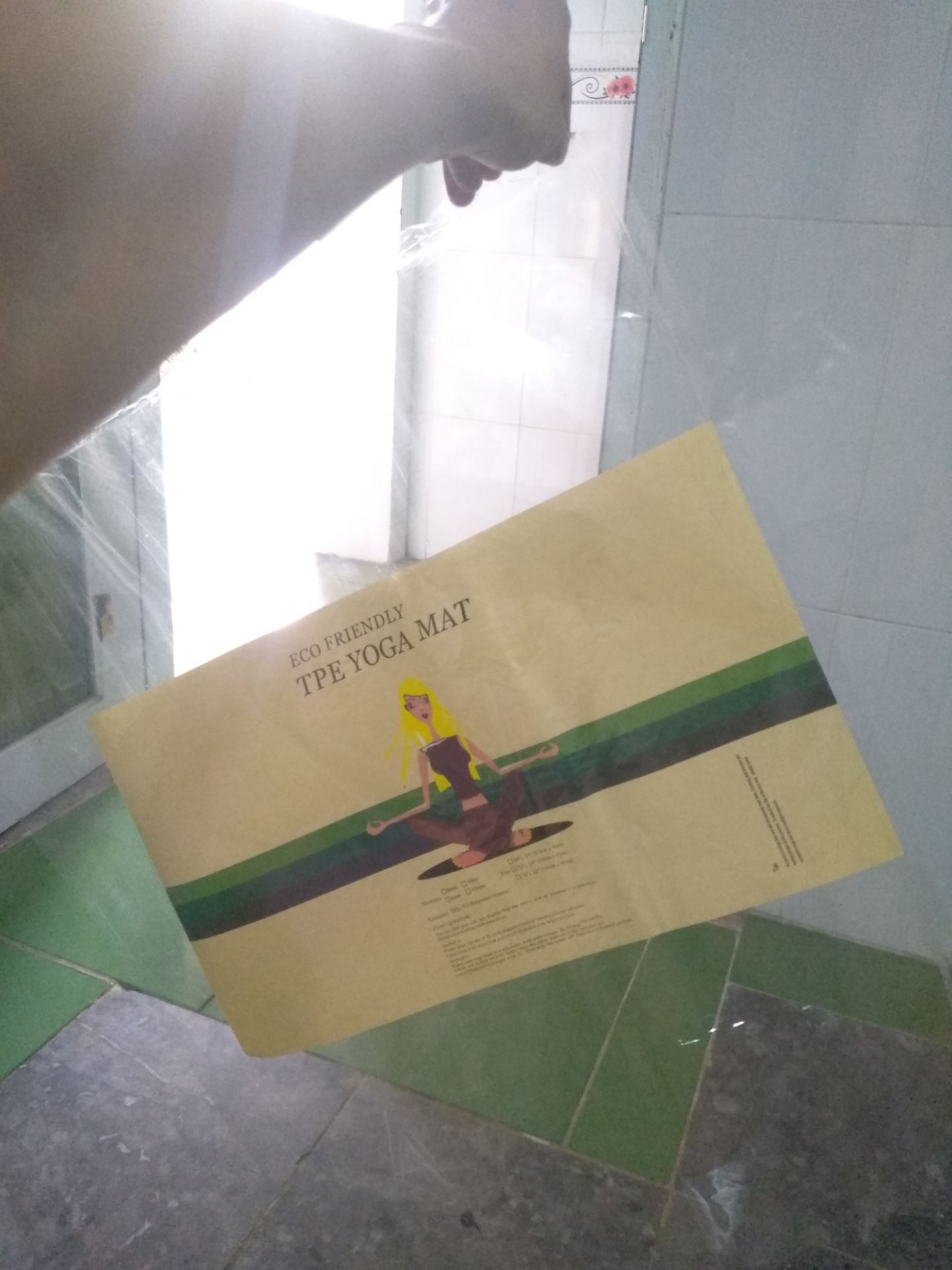 ảnh đầu là cái bọc nilon bọc thảm bên ngoài thảm, k hề có vết trầy hay lủng lỗ nào. vậy mà mở ra thảm lủng 1 lỗ. chứng tỏ thảm lủng trước khi vận chuyển. 
vậy mà shop k thèm kiểm tra trước khi giao. cái lỗ này theo như mh thấy là do chất lượng sản xuất k tốt, bị mỏng chỗ đó nên tác động gì đó gây lủng. Quá thất vọng về shop