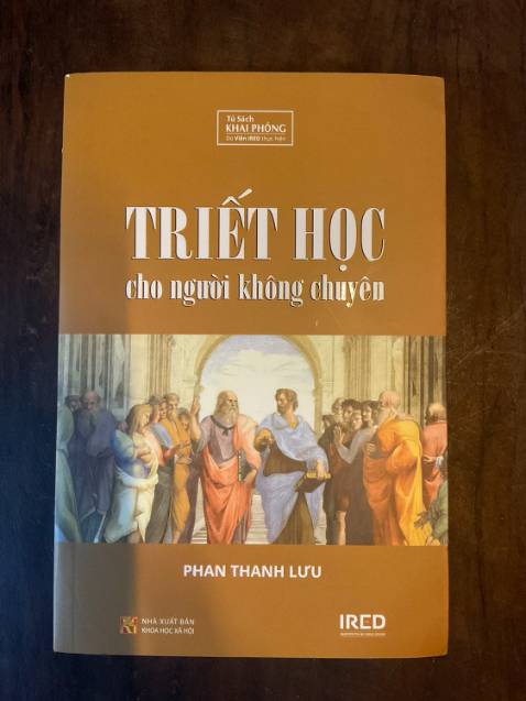 Về nội dung sách mình chưa thể đánh giá hay hay dở, nhưng tạm thời cứ cho 5* vì những lí do:
- Shop đóng gói hàng cẩn thận, để trong hộp cattong chắc chắn
- Shop rep tin nhắn mình khá nhanh
- Shop giao hàng nhanh hơn mình nghĩ, mình đặt 2 ngày là có luôn rồi 
- Sách về hình thức thì in ấn chữ sắc nét, to, rõ, dễ đọc, mua ở Fahasa thì k cần lo chuyện sách fake r
Mình học văn chuyên và mới bắt đầu tìm hiểu về triết th, cô giáo recommend cuốn này nên mua, các bn mới học cx thử mua đọc