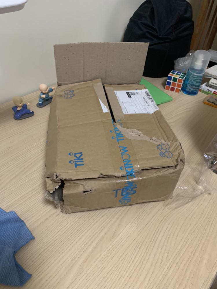 Chất lượng đóng gói của tiki siêu tệ. Và đây là vấn đề không phải chỉ xảy ra 1 lần. Lần này thì mình chính thức nghỉ chơi với tiki. Một quyển sách dày nặng nhưng không hề có mút chống sốc. Góc sách bị mẻ nặng. Mình không còn lời nào để tả về chất lượng đóng gói của tiki, quá tệ.