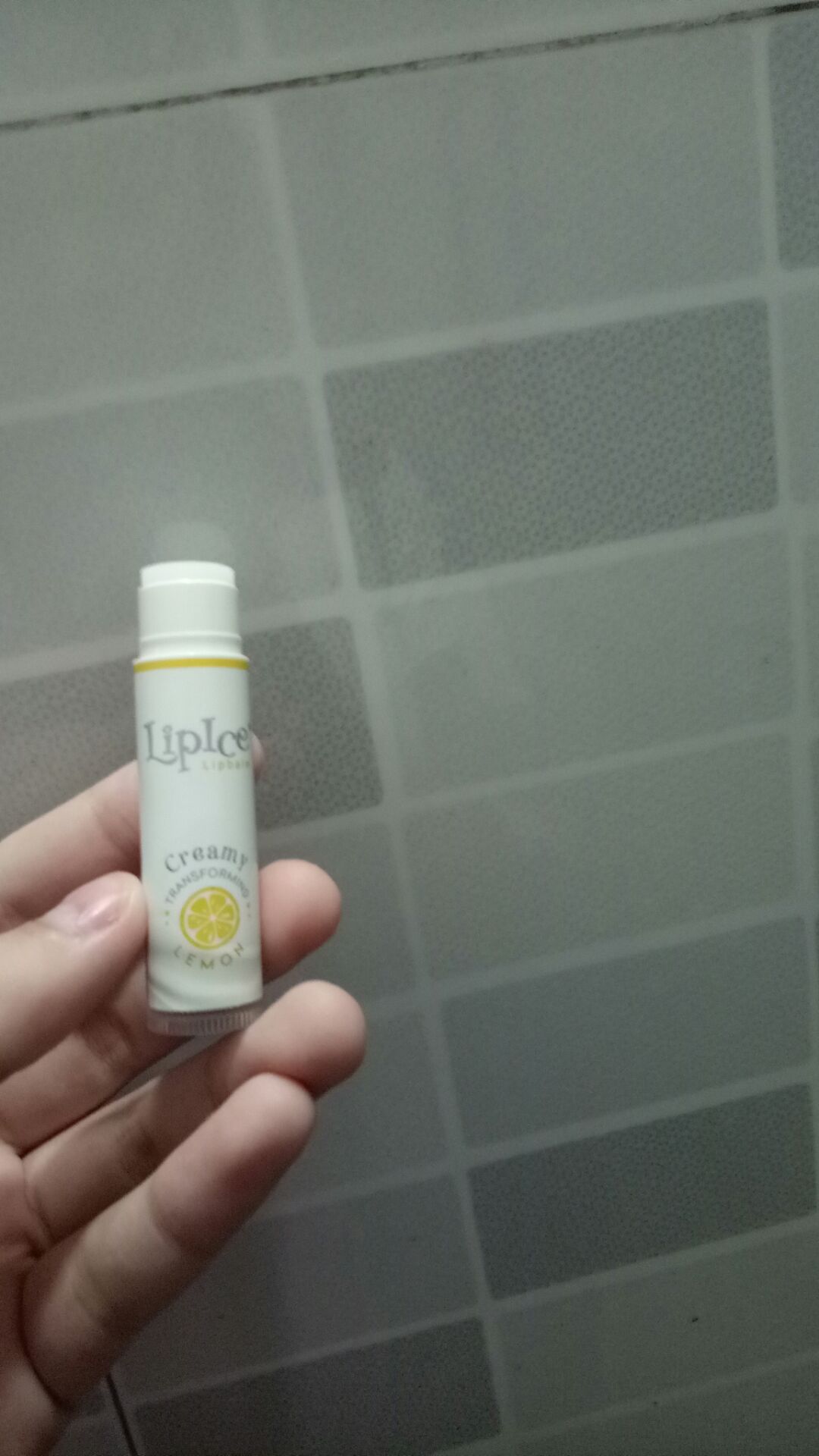 son nhỏ gọn dễ mang theo. Dùng Lip ice lâu năm rồi nhưng bây giờ mới mua mùi chanh. Son rất thơm như đập cả một quả chanh đường vào môi. chỉ cần thoa một lớp nhẹ thôi đã rất mềm môi, không quá bóng, sau khi thoa xong cảm thấy mát mát môi. tô thêm một lớp son màu lên trên là vừa đẹp. Tiki giao hàng khá nhanh. Shipper thân thiện.