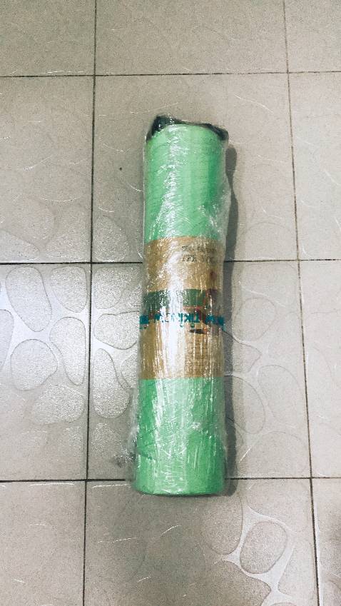 Mình đặt hàng thứ bảy thì thứ ba bên tiki đã giao cho mình rồi. Thảm được quấn một lớp màng co. 
Sau khi tháo màng co rồi thì thảm còn một lớp nilong nữa. Thảm mình chọn là 8mm gồm hai màu xanh dương và xanh lá. Thảm không hôi mùi nhựa, không bị lỗi nên mình khá ưng ý. Bên cạnh đó còn có một dây buộc thảm và túi đựng thảm nữa nên khá tiên lợi.
Đây là lần đầu mình mua thảm nên đối với mình sản phẩm thế này là ổn rồi, mọi người có thể tham khảo. Bên cạnh đó shop còn có một bưu thiếp cảm ơn nữa