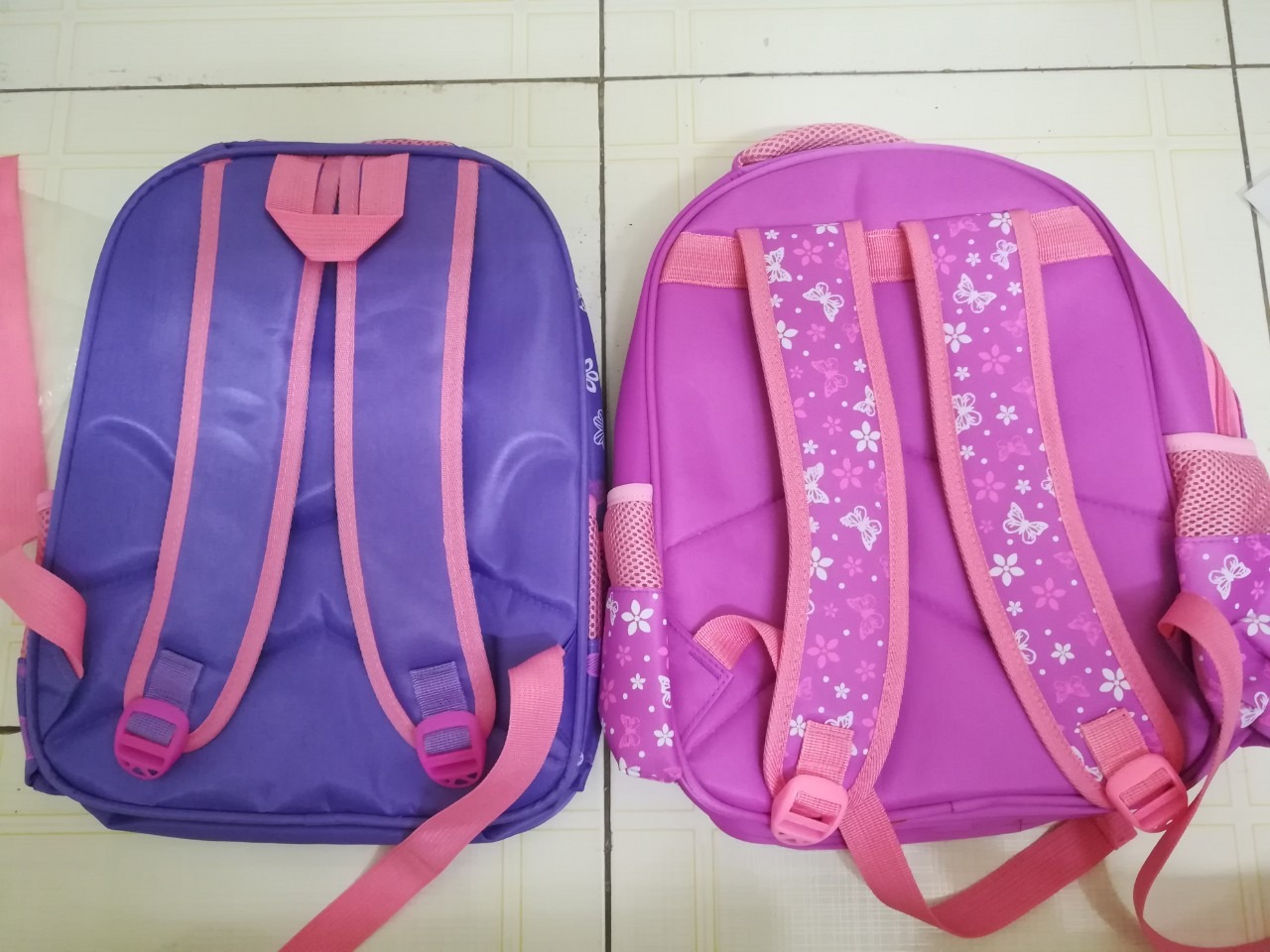 Tôi đã mua 01 ba lô màu tím của shop NATUCO thấy đẹp, hàng tốt nên người bạn nhờ mua giúp 1 chiếc y trang nhưng nhận hàng về thì hàng khác hoàn toàn từ kiểu dáng lẫn chất lượng. Màu sắc, họa tiết của ba lô ko sắc nét, đường may không kỹ lưỡng như cái trước, khóa kéo cũng không trơn bằng. Tôi lấy làm lạ mới xem lại đơn hàng thì hóa ra của nhà cung cấp KIDOS. Thật quá đáng mà, sản phẩm khác vậy tại sao a/c để cũng hình ảnh, link mua hàng lần  trước tôi mua của nhà cung cấp natuco để gây hiểu lầm cho khách. Người ta nhờ tôi mua dùm giờ thành tôi mua hàng nhái hàng kém chất lượng cho ngta, thật mất mặt quá mà… Đây tôi chụp hình cho mọi người xem , chiếc bên phải là mua trước còn bên trái là mua sau của KIDOS.