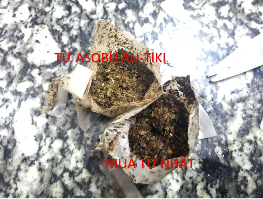 Mình đã nhờ bạn mua sản phẩm này từ bên Nhật. 
Dùng thấy ok nên mình mới lên tiki mua để mua dùng tiếp.
Nhưng khi nhận hàng, mình kiểm tra thấy bao bì, mùi vị, chất trà bên trong hoàn toàn khác với gói mình mua từ Nhật.
Thật thất vọng!! 
Mình nghi ngờ đây là sản phẩm nhái, kém chất lượng.
Mong nhận được phản hồi thỏa đáng từ shop Asobu AU cũng như từ Tiki về vấn đề này.