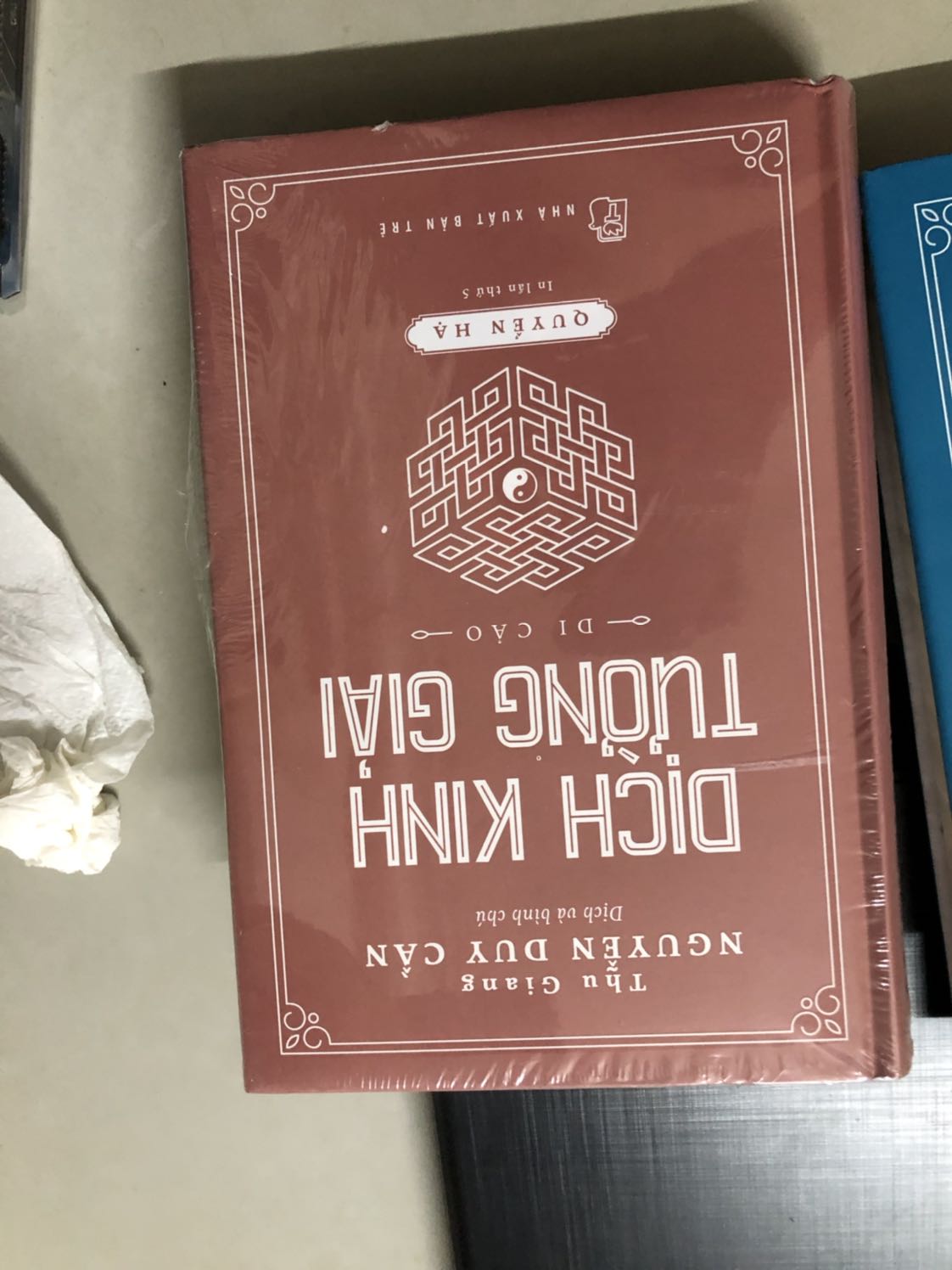 Hơi tiếc vì k dc bọc sách chỉ có lớp nilon mỏng bọc ngoài, chất lượng giấy quá tốt in đẹp, giao hàng siêu nhanh