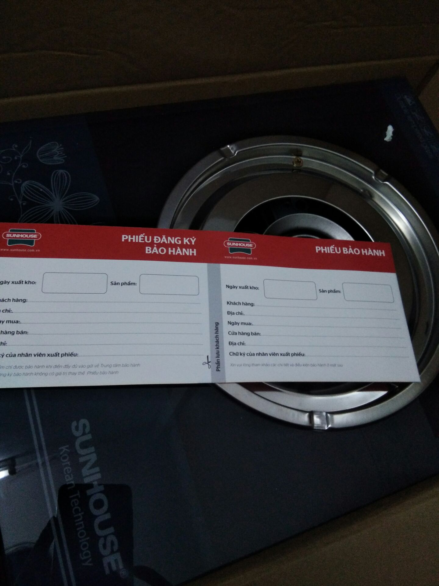 bếp rất đẹp, cả kết cấu và màu đều đẹp ý. Thùng  hàng có phiếu bảo hành chính hãng, giá lại rẻ nữa,  mình mua lúc chưa ai viết cmt nhận xét gì,  cũng hơi lo 1 tý.  Nhưng sp tốt ngoài mong đợi,  tiki giao nhanh,  gói hàng kĩ càng.  ưng lắm,  rất nên mua nha. bếp rất đẹp, cả kết cấu và màu đều đẹp ý. Thùng  hàng có phiếu bảo hành chính hãng, giá lại rẻ nữa,  mình mua lúc chưa ai viết cmt nhận xét gì,  cũng hơi lo 1 tý.  Nhưng sp tốt ngoài mong đợi,  tiki giao nhanh,  gói hàng kĩ càng.  ưng lắm,  rất nên mua nha.