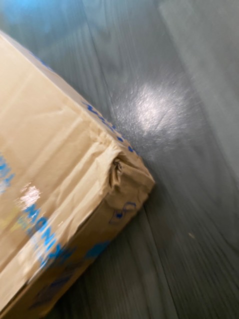 Nhìn cái hộp hơi quan ngại nhưng cũng may mở ra sách ko sao. Sách nguyên seal và ko cấn móp gì.