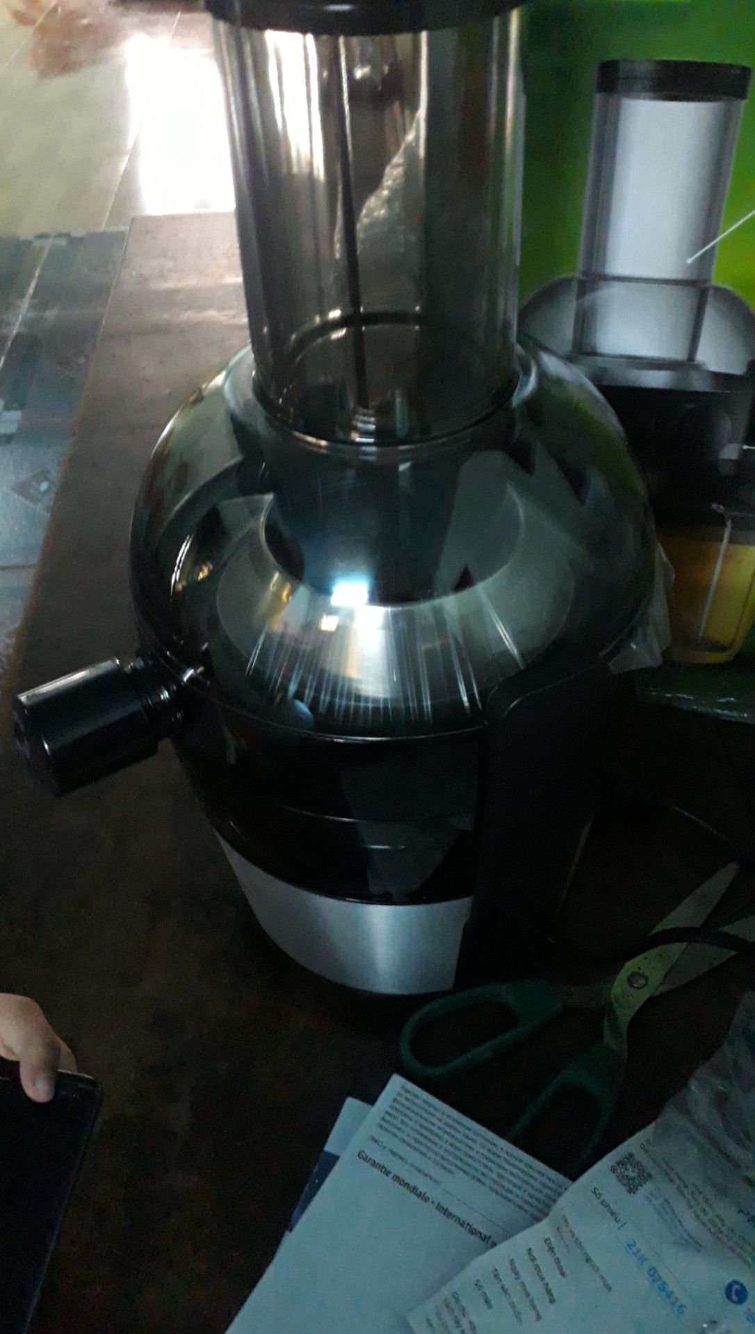 giao hàng nhanh.đóng gói cẩn thận. máy chắc chắn. máy đẹp. mình mới sử dụng hai lần. xay ép nhanh nhưng bã trái cây chưa khô lắm. dù vậy vẫn khá hài lòng về sản phẩm.