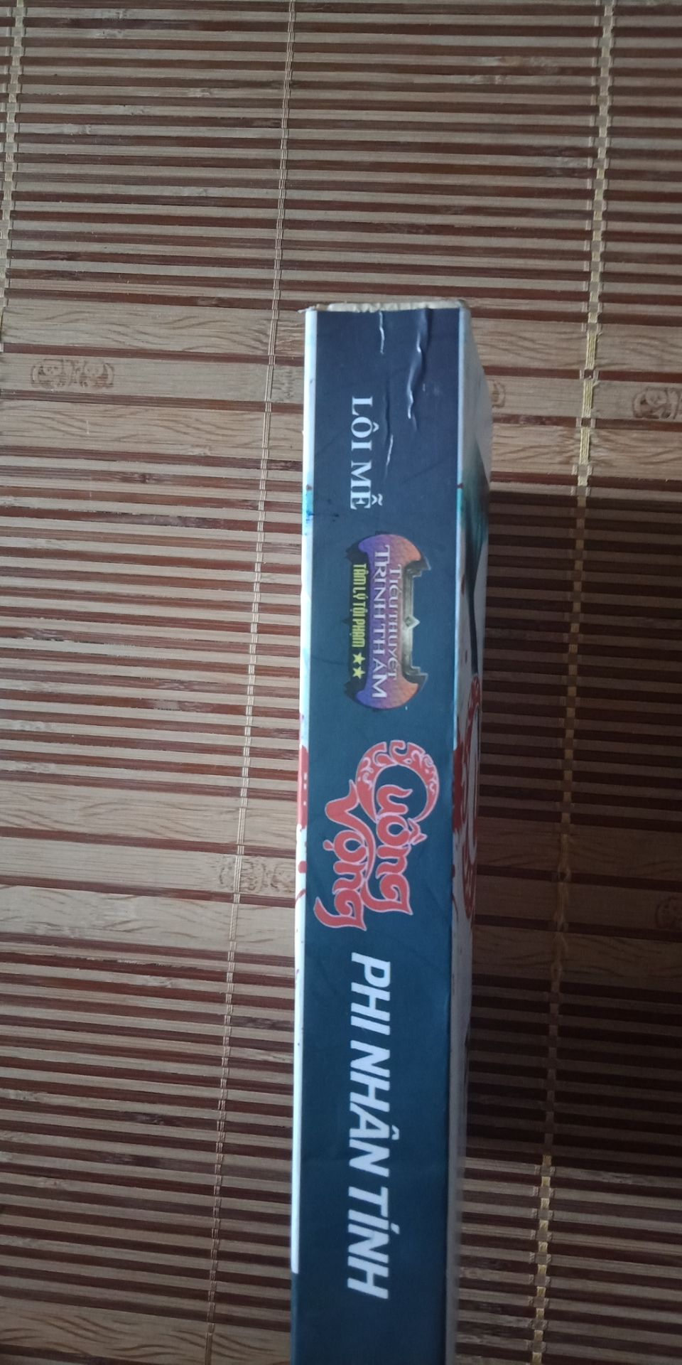 dao hàng nhanh, giá cả ok, nhưng mình cảm giác như sách cũ vậy, phần gáy nhăn nheo, bên trong giấy cũng ngả vàng rồi, nhưng nói chung cũng chấp nhận đc