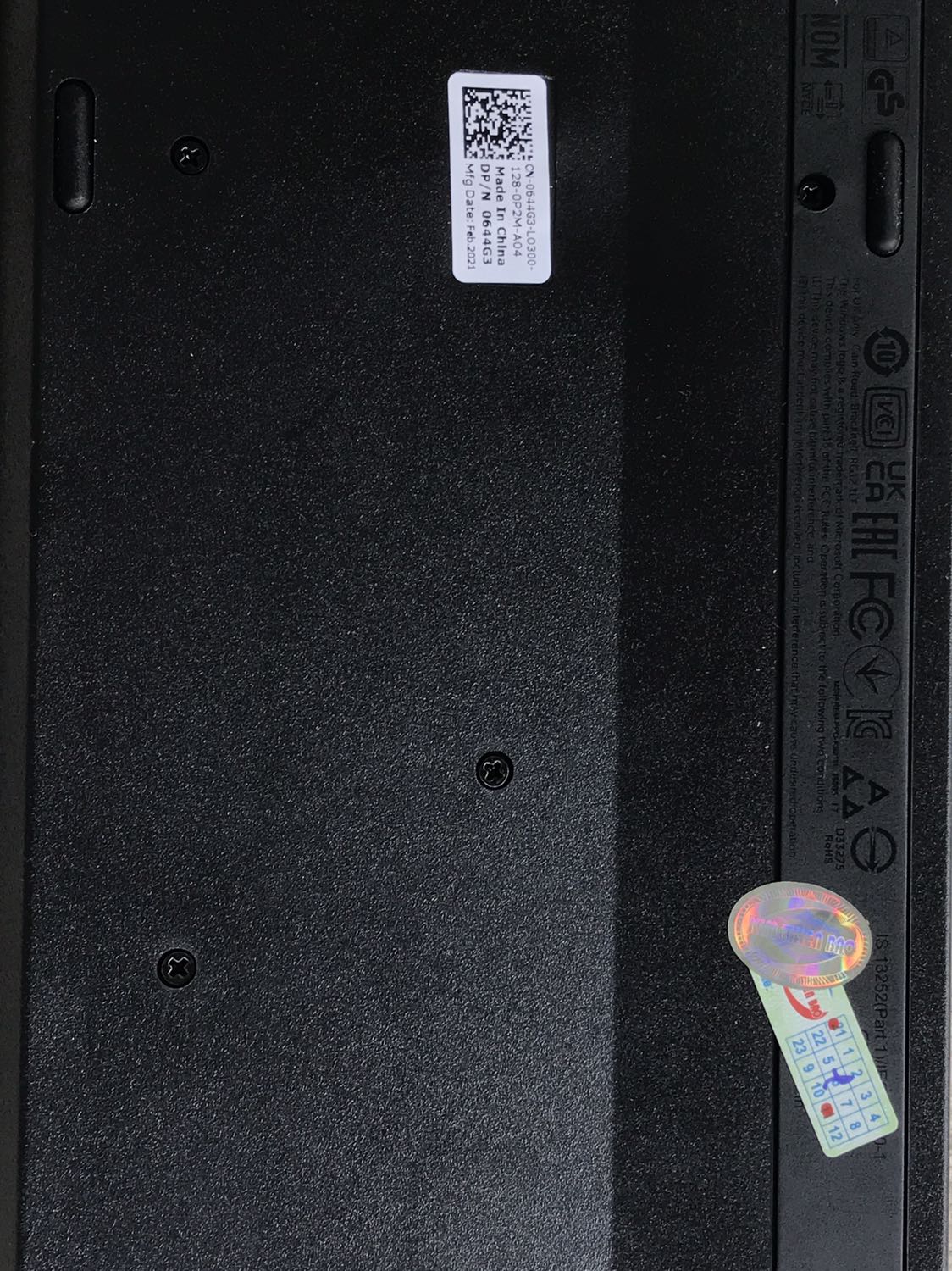 Cập nhật: Sau khi vô tình nhấn vào cái chuông nhỏ xíu của app mới thấy có thông báo là đơn hàng gặp trục trặc từ Tiki, được xin lỗi và tặng mã giảm giá (không biết bao nhiêu vì chưa sử dụng). Nên mình nâng từ 1 sao lên 5 sao.

Bàn phím bấm nhạy, êm và không gây tiếng ồn. Độ bền như thế nào thì chưa biết nhưng tốt trong tầm giá phù hợp cho dân văn phòng.

Trải nghiệm lần đầu mua hàng tại Tiki Trading là cực kỳ tệ. Đặt mua sản phẩm hôm thứ 6 (19/11). Trong khi đơn hàng từ các nhà bán khác đã được xử lý thì Tiki Trading treo đơn hàng của khách.

Liên hệ hỗ trợ thì chỉ nhận được câu trả lời là bảo chờ và không huỷ đơn được.

Sau đó, Tiki tự huỷ đơn hàng và báo hoàn tiền. Đến nay tiền vẫn chưa vào lại tài khoản.

Về sản phẩm: Sau khi đặt mua lại bằng đơn mới thì nhận được sản phẩm trễ hơn 2 ngày so với dự kiến. 

Sản phẩm đóng gói kỹ, hộp bao bì không bị móp. Tuy nhiên sản phẩm đã bị mở để dán tem bảo hành từ nhà bán.

Sản phẩm là hàng chính hãng, được sản xuất vào tháng 2/2021. 

Mua sản phẩm vào ngày 23/11/2021. Tem bảo hành để ngày 6/11/2021.