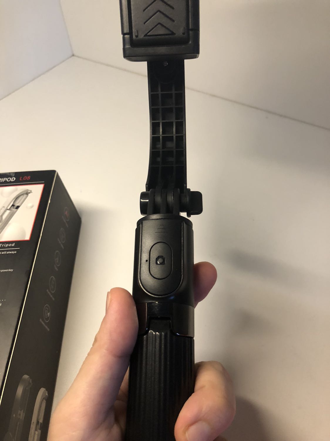 Sản phẩm đẹp, cây hoạt động tốt. Nhưng điều khiển Bluetooth bị hỏng, đã bỏ ra lắp lại pin như trong sách hương dẫn mà ko được