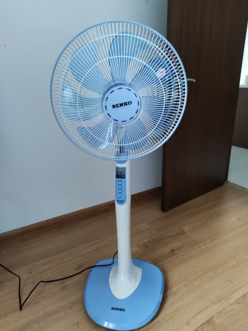 Quạt sài tốt, có remote thuận tiện cho việc điều khiển, dễ lắp đặt ban đầu. Quạt 6 cánh, quạt mát.