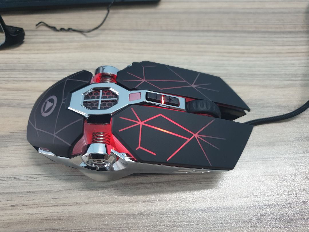 Chuột nhạy, màu Led cực đẹp, cầm cũng vừa tay, sản phẩm tốt