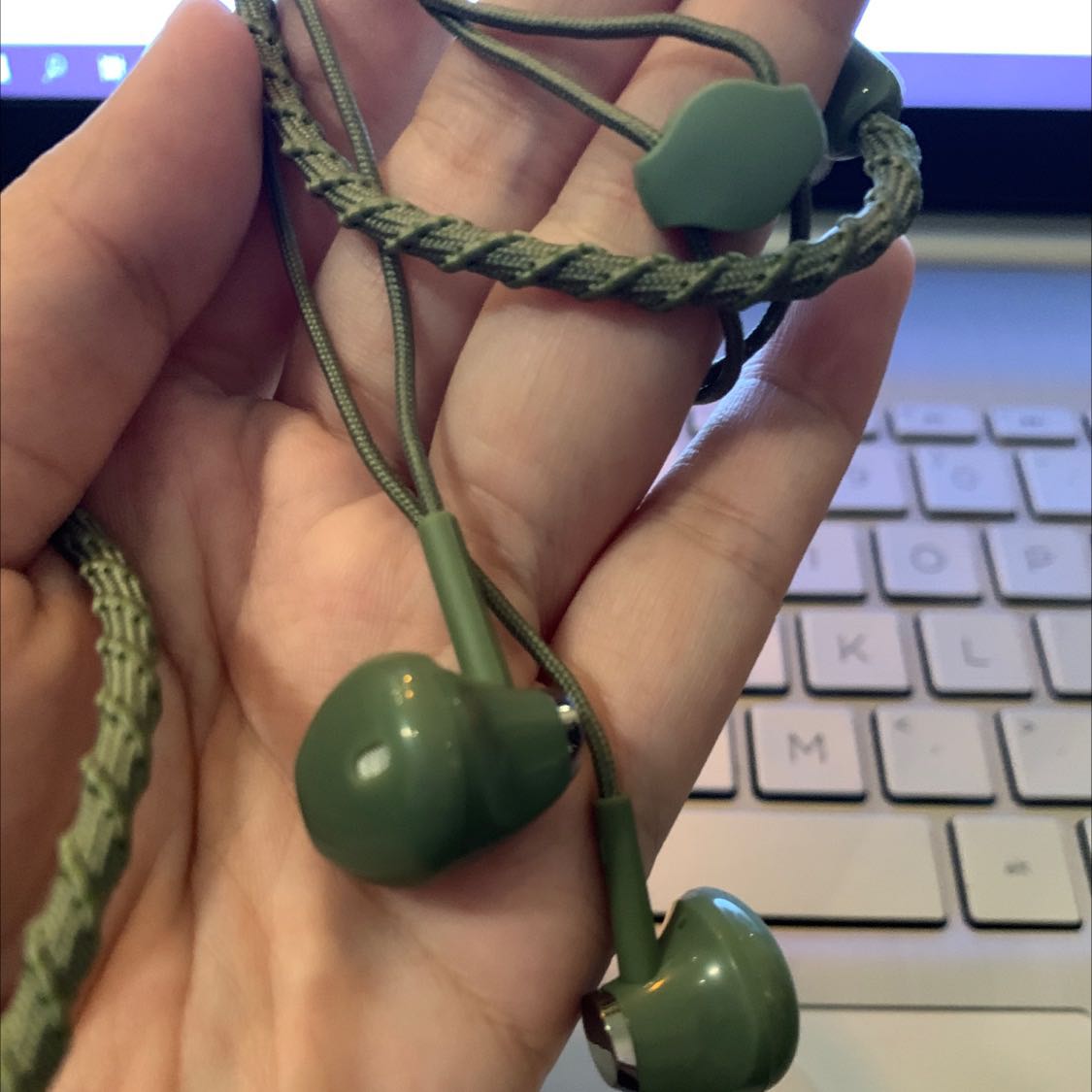 Tai nghe âm ổn định lắm luôn. Màu xanh rêu đẹp nhe mọi người. Sẽ tiếp tục ủng hộ. Cảm ơn shop ạ. Tiki giao hàng siêu nhanh.