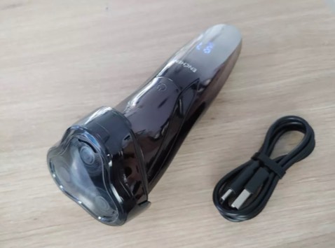 Máy ok la luôn, mẫu mã đẹp, cạo không sợ bị đứt gì luôn, còn có thêm dao cạo phía sao máy, trường hợp râu quá cứng thì mình sẽ cạo lại 1 lần nữa vs dao cao phía sau này hoặc cạo được ở vùng khác.. siêu thích..hi