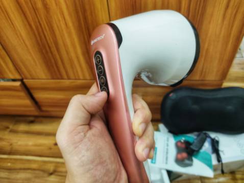 Trải nghiệm mua hàng tốt nhất mình từng có trên Tiki. Tốc độ xử lý đơn hàng rất ấn tượng trong đợt dịch này. Ck m đặt 2 con massage của Kigtech này ngày 7.9 đến cuối ngày 9/9 nhận được. 
Ngoại hình: Còn sản phẩm, thấy bên hãng hoàn thiện veri gút. Hộp nhìn sang, có hdsd tiêg Việt, sp đều dc in logo, gối dập logo chìm vs dc gắn tag của hãg.
Chất lượng: Cả 2 dòng đều có matxa hồng ngoại nhưng m cảm thấy gối nhiệt độ cao hơn nhiều. Còn cơ chế massage mỗi loại một kiểu. Con cầm tay massage hoạt động dạng xoay, Máy có thể điều chỉnh nhiều tốc độ massage, có vẻ hợp vs phần mềm phía trước như bụng, đùi chân tay, 2 bên cổ. M thích loại này để ms bụng sau khi tập yoga (dùng phía sau phải nhờ a ck giúp). Còn gối hợp phần phía sau như cổ lưng, đùi (gác lên) ... khi làm việc kê dưới lưng hay gắn trên ghế để ms gáy cảm giác rất phê pha. 
Chốt lại là rất ưng ý ạ, hi vọng sp dùng bền, vote 5 sao cho Tiki vs chủ shop trc. Đáng giới thiệu cho mn.